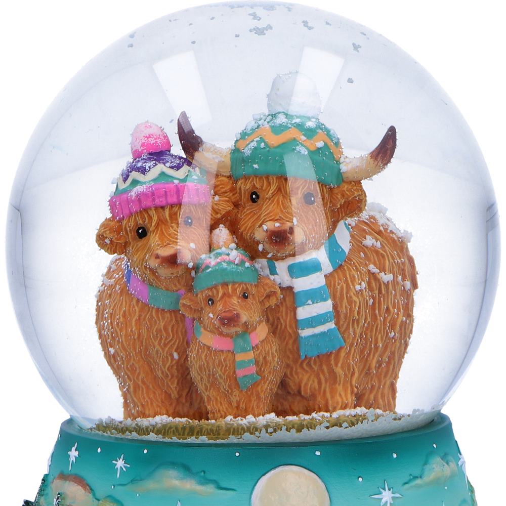 Winter Highland Cow Snowglobe